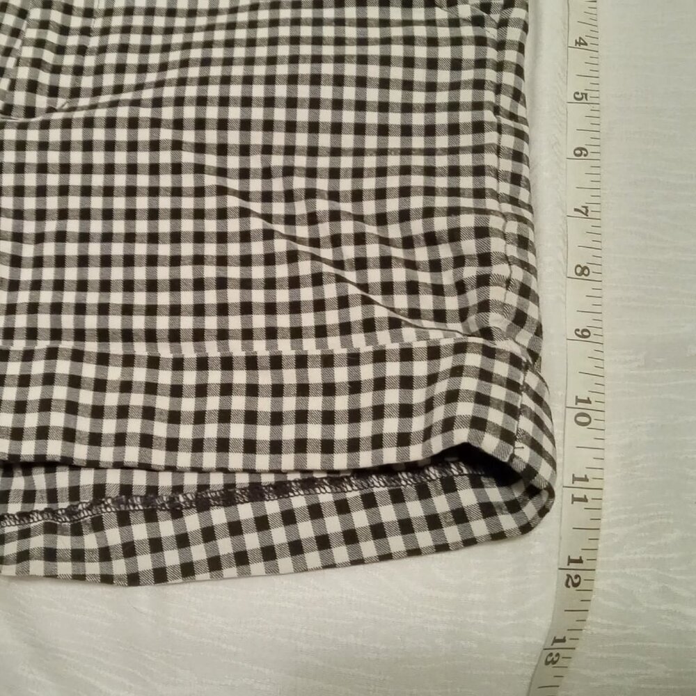 Simple, short shorts with a black-and-white checkered pattern, slightly stretchy